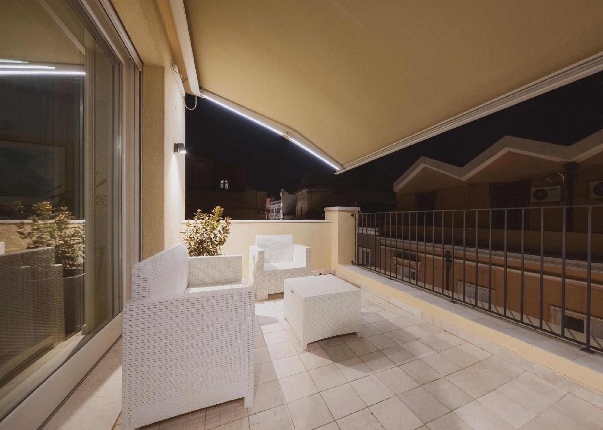 Luxury Suite La Terrazza In Pieno Centro In 卡利亚里 外观 照片