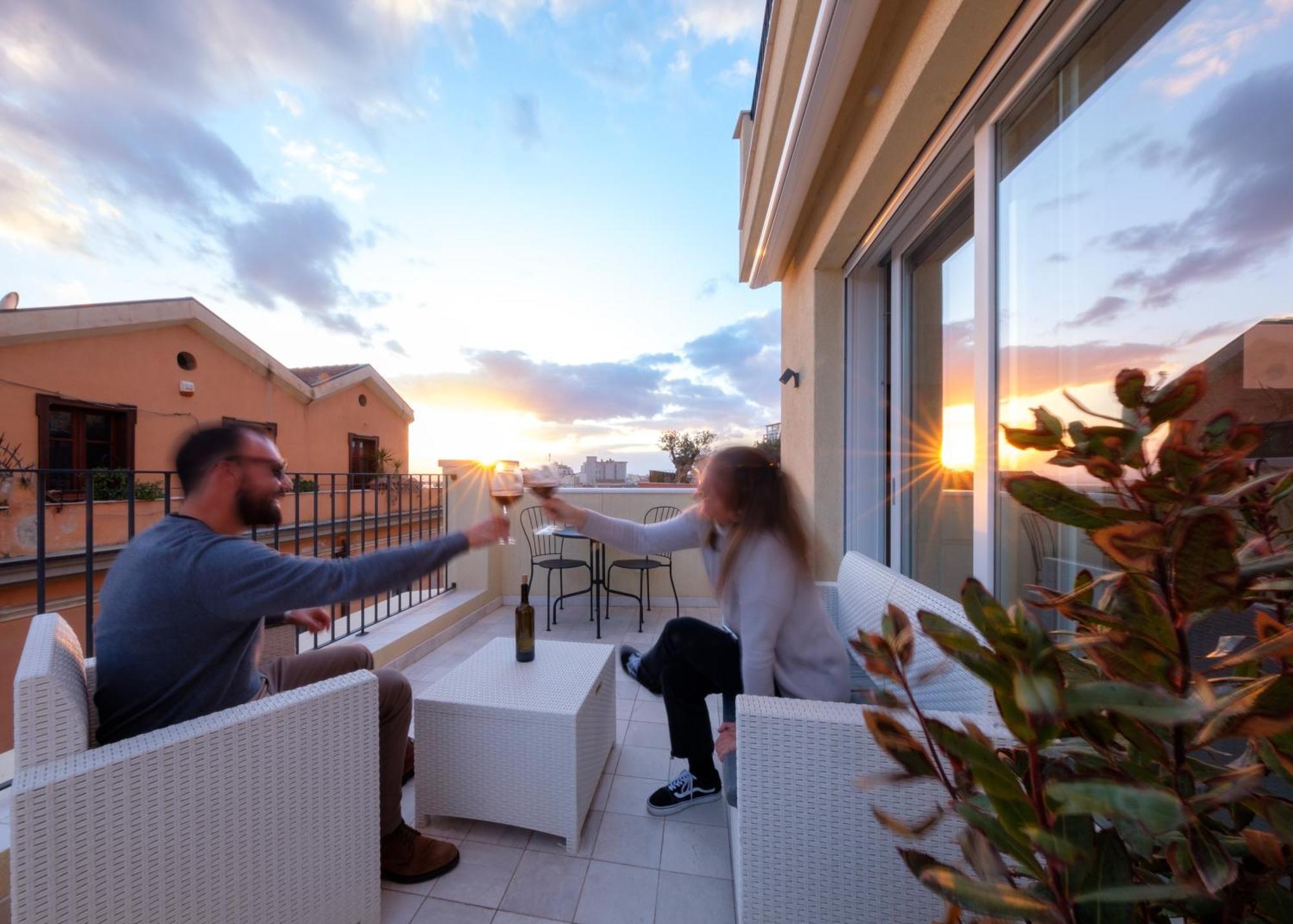 Luxury Suite La Terrazza In Pieno Centro In 卡利亚里 外观 照片
