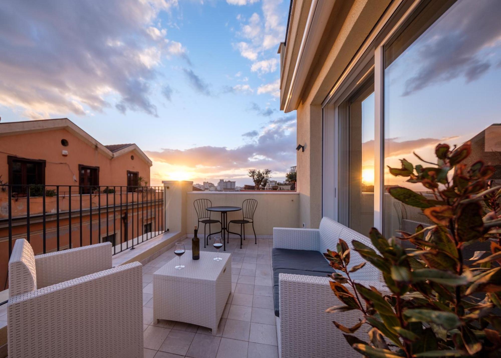 Luxury Suite La Terrazza In Pieno Centro In 卡利亚里 外观 照片